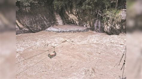 Heavy Rain Landslides Kill 6 In Indias Sikkim 2000 Tourists Stranded