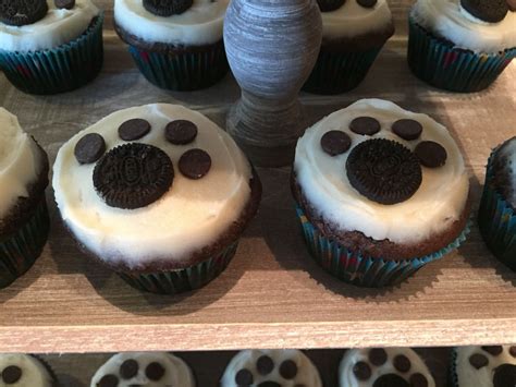 Puppy Mini Oreo Paw Print Cupcakes In 2020 Paw Print Cakes Mini Oreo