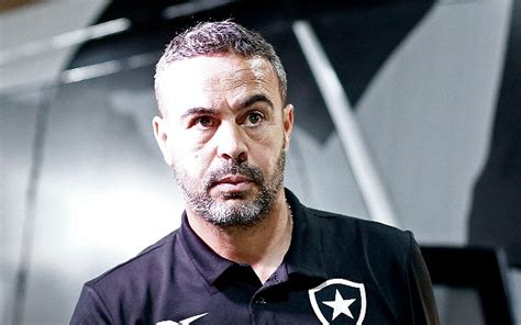 Fiquei chateado Técnico do Botafogo abre o jogo sobre situação