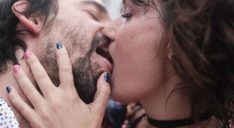 Famosos beijam muito em pré Carnaval pelo Brasil veja fotos