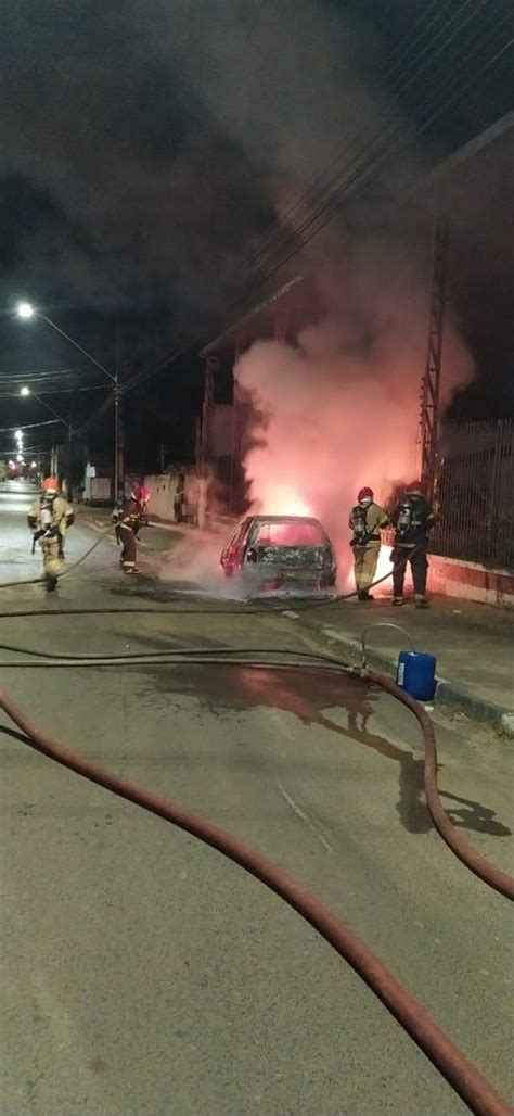 Carro Estacionado Fica Destru Do Ap S Pegar Fogo Em Avenida De Boa