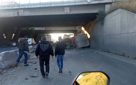 Tráiler vuelca sobre el Circuito Exterior Mexiquense El Sol de Toluca