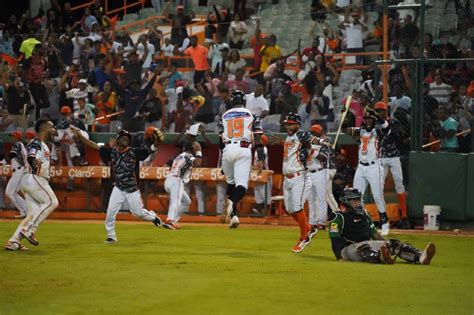 Toros Dejan A Las Estrellas En El Terreno Y Se Acercan Al Toros