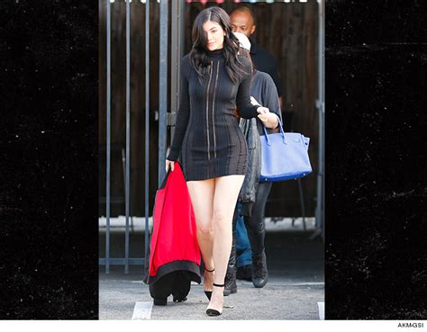 Photos Kylie Jenner Flaunts Her Curves In Tight Mini Dress