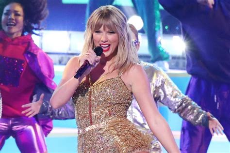 Taylor Swift Performs At 2019 Amas