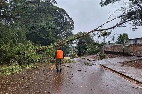 Forte Temporal Destr I Casas E Interdita Rodovias Em Sc E No Pr Veja