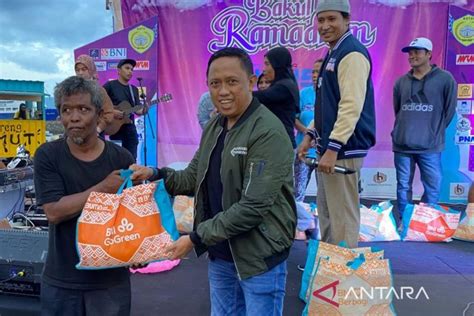 BNI Baubau Berikan 300 Paket Sembako Kepada Kaum Duafa Melalui Program