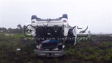 Tv Kz Carro Sai Da Pista E Capota Na Br Entre Campos Altos Mg E