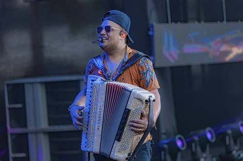 Tarcísio do Acordeon anuncia o lançamento do DVD Ao Vivo e Sem Cortes