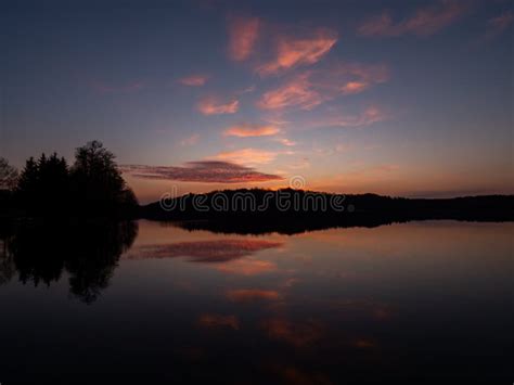 Asombrosa Puesta De Sol Con Hermosas Reflecciones Del Cielo En El Agua