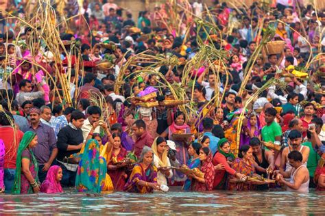 Mujeres Indias Rezan Y Dedican Para El Festival Chhath Puja En El Lado