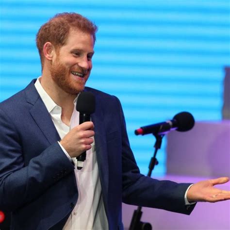 El Príncipe Harry da un discurso en su acto benéfico contra el Sida