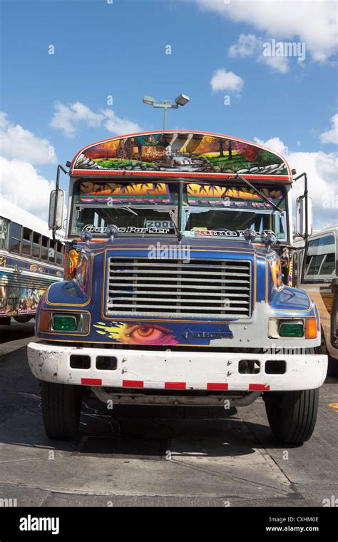 Los Autobuses Locales Brillantemente Decorado Chicken Buses En Ciudad