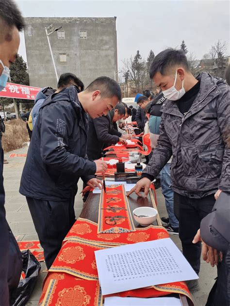 【新春走基层】赫章县朱明镇：墨香暖民心 春联送祝福活动村民书法