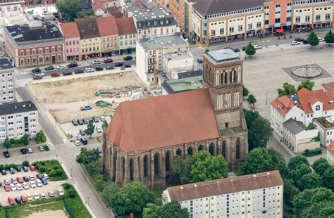 Anklam von oben Kirchengebäude der Nikolaikirche in Anklam im