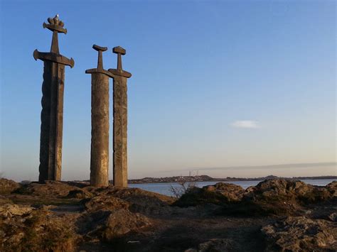 Памятник Мечи в камне – wikipoints.ru
