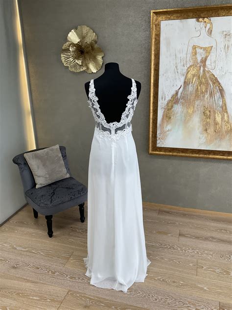 Debütantinnenkleid mit tiefen Ausschnitt Neuböck Mode Hochzeit Tracht