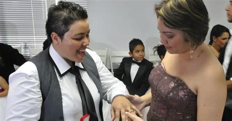 G Ms Tem Casamento Coletivo Gay Onze Casais E Cerim Nia Feminina