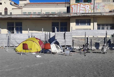 Ostia Accampamenti Sulle Spiagge Associazione Noi Chiede Intervento