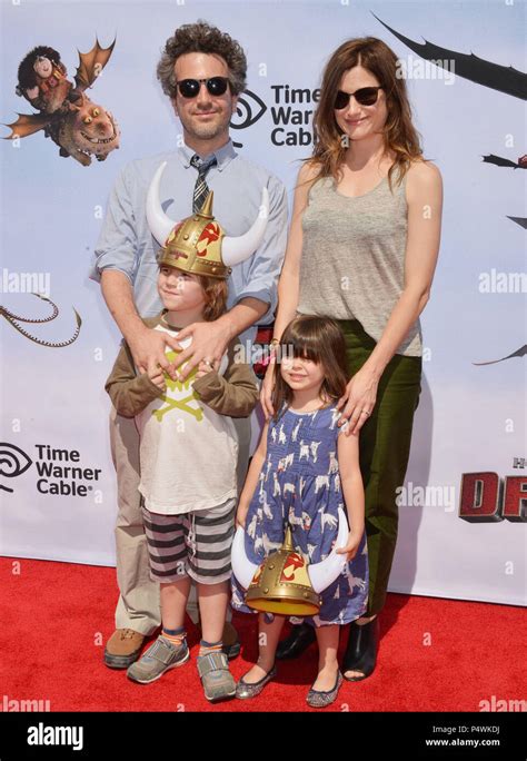 Kathryn Hahn Et Son Mari Son Fils Et Sa Fille à Lhow To Train Your