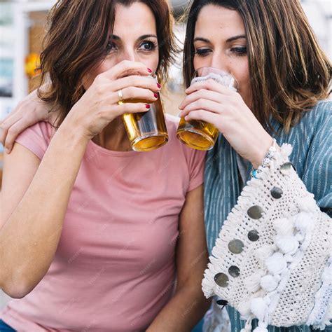 Mujeres Bebiendo Cerveza Juntos Foto Gratis