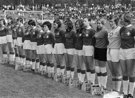 Frauenfussball In Basel Pionierinnen Am Runden Leder News Srf