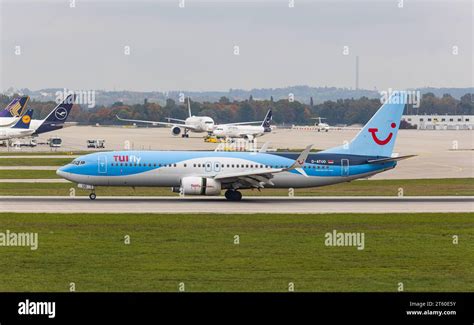 TUI Fly Eine Boeing 737 8K5 von TUI Fly landet auf der Sübahn des