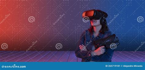 Mujer Latina Sonriendo Con Lentes De Realidad Virtual Mirando Hacia Arriba Y Sosteniendo Una