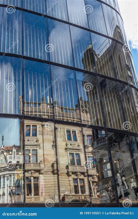 Het Oude Gebouw Reflecteert Op Het Moderne Gebouw Stock Afbeelding