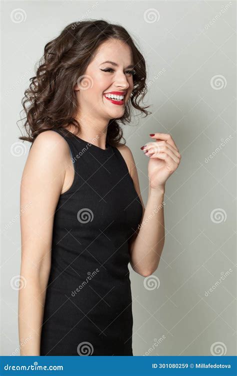 Mujer Riendo Retrato De Una Bella Dama Con Maquillaje Y Cabello