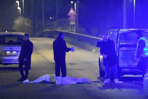 Si Toglie La Cintura E Si Lancia Dall Auto In Corsa Guidata Dal Padre