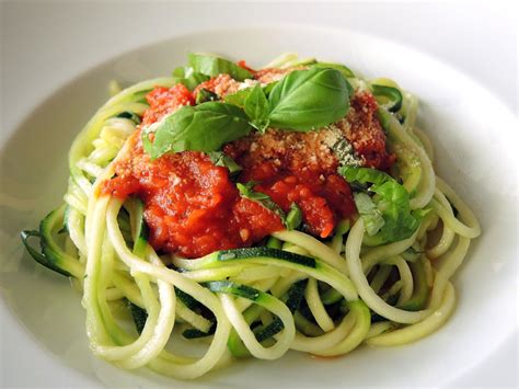 Zucchini Spaghetti Mit Frischer Tomatenso E Vegan Chilirosen