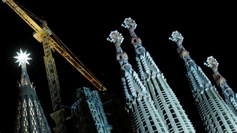 La Nueva Estrella De La Sagrada Familia Ilumina Barcelona