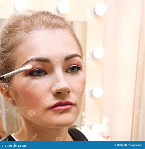 Proceso De Hacer Maquillaje Mujer Joven Hermosa Que Aplica El