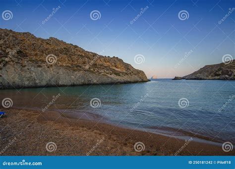 Vistas A La Famosa Playa Rocosa De Melidoni En La Isla De Kythira Al Atardecer Un Paisaje