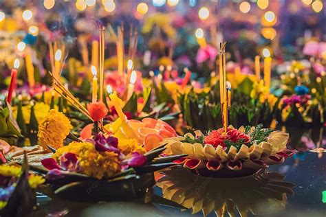 Bunga Thailand Loy Krathong Dan Lilin Mengapung Di Atas Air Foto Latar