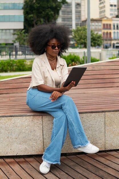 Mujer De Tiro Completo Leyendo En Tableta Foto Gratis