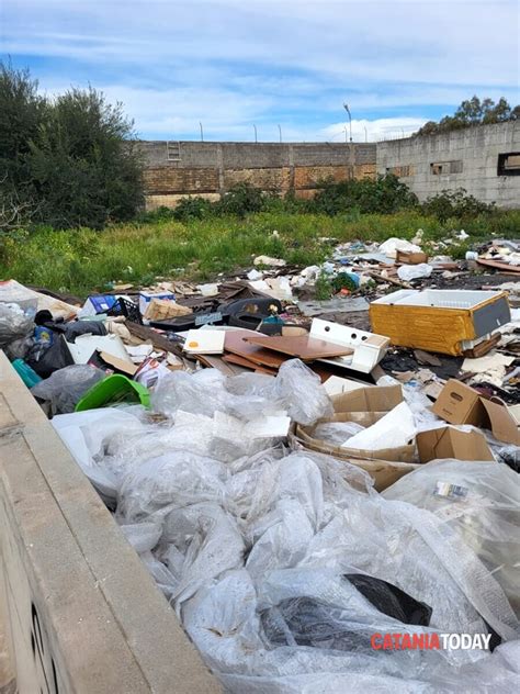 Degrado Rifiuti Via Acquicella Porto Segnalazione A Catania