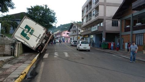 Caminh O Fica Sem Freio E Tomba Em Ibicar Not Cia Hoje