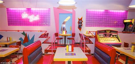 Inside Chicagos Saved By The Bell Replica Diner Daily Mail Online