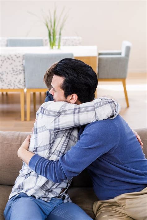 Coppie Gay Che Si Abbracciano Fotografia Stock Immagine di affabilità prossimità
