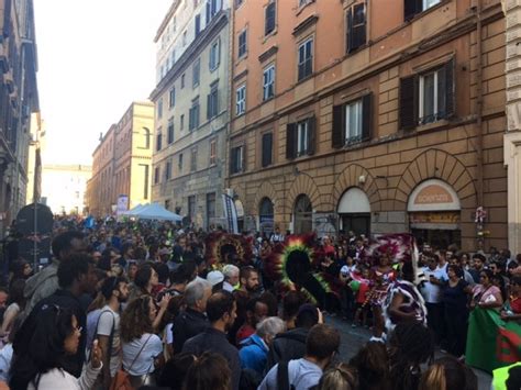 Roma Duemila Persone In Strada Per Il Carnevale Di San Lorenzo