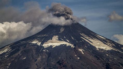 Chile declaró alerta naranja por el volcán Villarica tras el aumento en