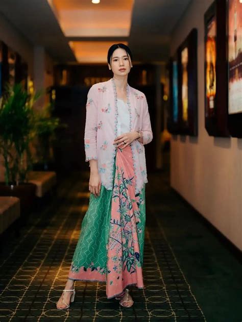 Inspirasi Gaya Busana Kebaya Pink Ala Selebriti Indonesia Mulai Dari