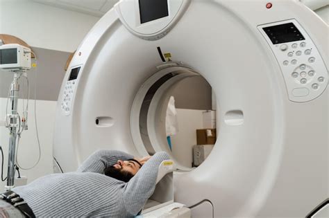 Tomografía Computarizada Del Abdomen Del Hombre En La Clínica Médica El