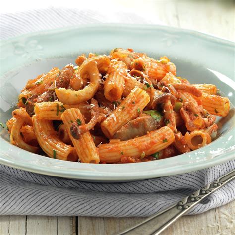 Macarrones Con Tomate Setas Y Pimientos