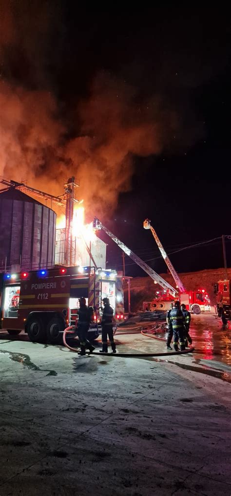 Incendiu De Propor Ii La Un Depozit De Furaje Dintr O Comun Din