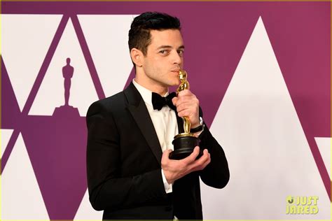 Rami Malek Fell Off the Oscars Stage After Winning! (Photos): Photo 4246785 | 2019 Oscars ...