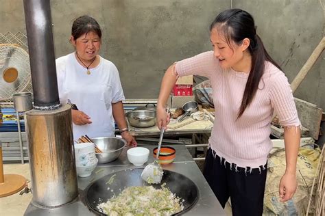 地里豆角长老了，媳妇摘一些做豆角焖米饭，一人盛一碗吃着还不错 凤凰网视频 凤凰网