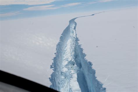 Massive, trillion-ton iceberg breaks away from Antarctica